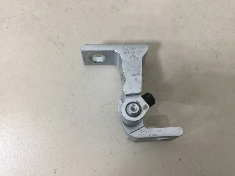 Петля двери Skoda Karoq 2017>