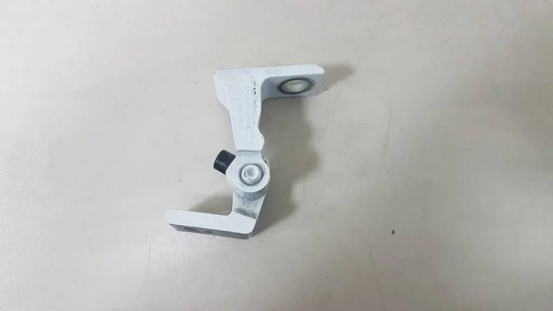 Петля двери Skoda Rapid 2012-2020