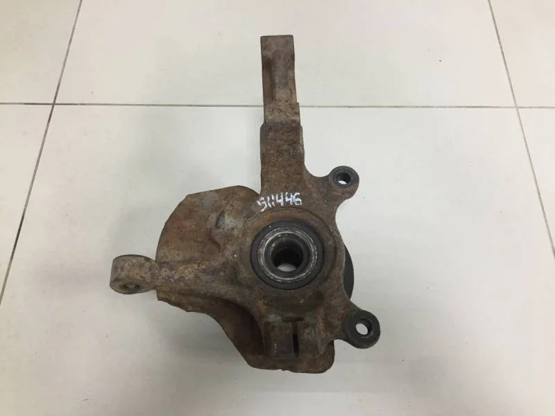 Кулак поворотный передний левый