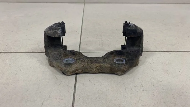 Скоба суппорта переднего левого Volkswagen Polo (Sed RUS) 2011>