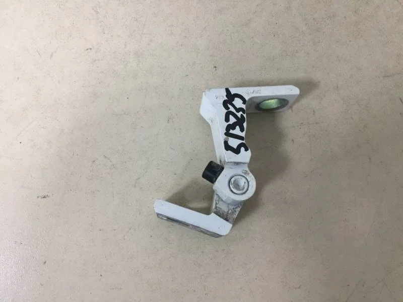 Петля двери Skoda Rapid 2012-2020