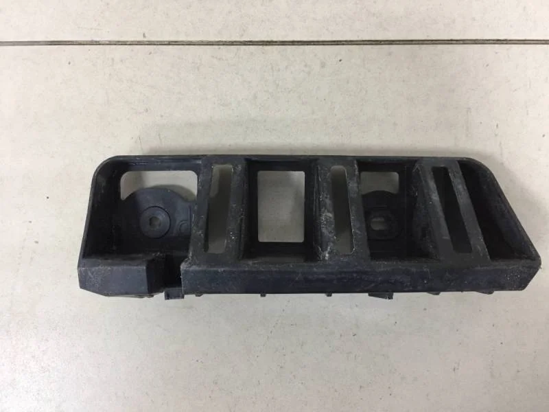 Кронштейн заднего бампера правый Skoda Rapid 2012-2020