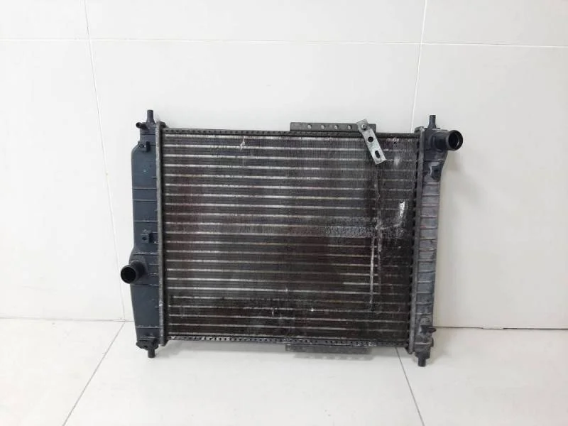 Радиатор охлаждения двигателя Chevrolet Aveo T200 2003-2008