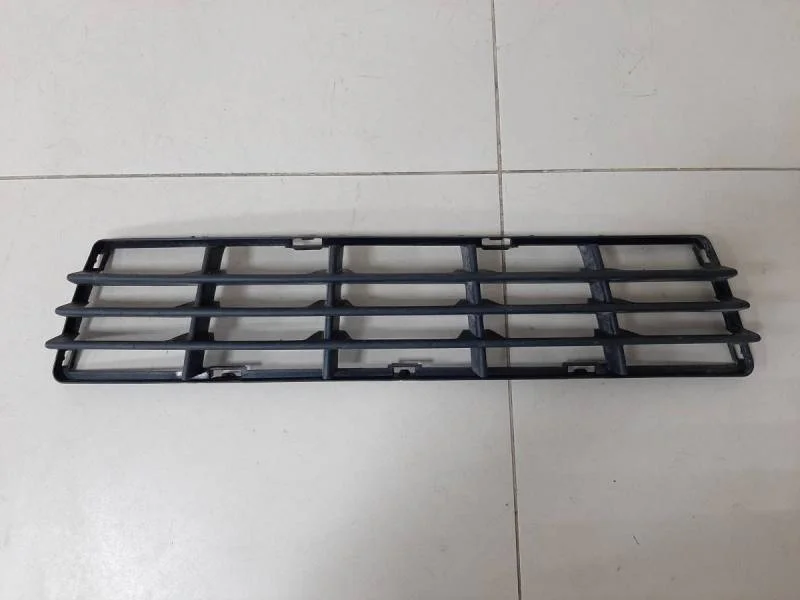 Решетка в бампер центральная Volvo V50 (MW) 2004-2012