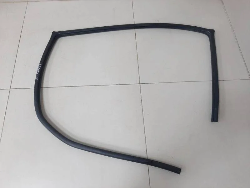 Уплотнитель проема двери задней правой Mitsubishi Pajero/Montero Sport (KH) 2008-2015