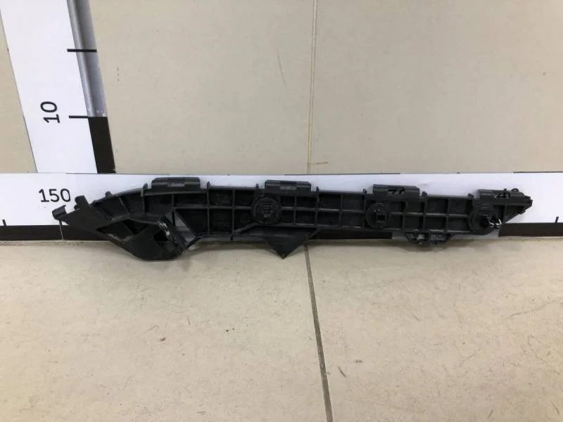 Направляющая заднего бампера правая Toyota Corolla E150 2006-2013