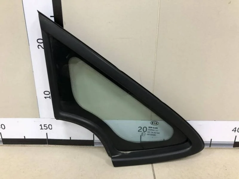 Стекло кузовное глухое правое Kia Ceed (JD) 2012-2018
