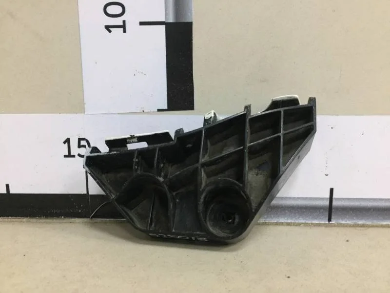 Кронштейн заднего бампера правый Toyota Corolla E150 2006-2013