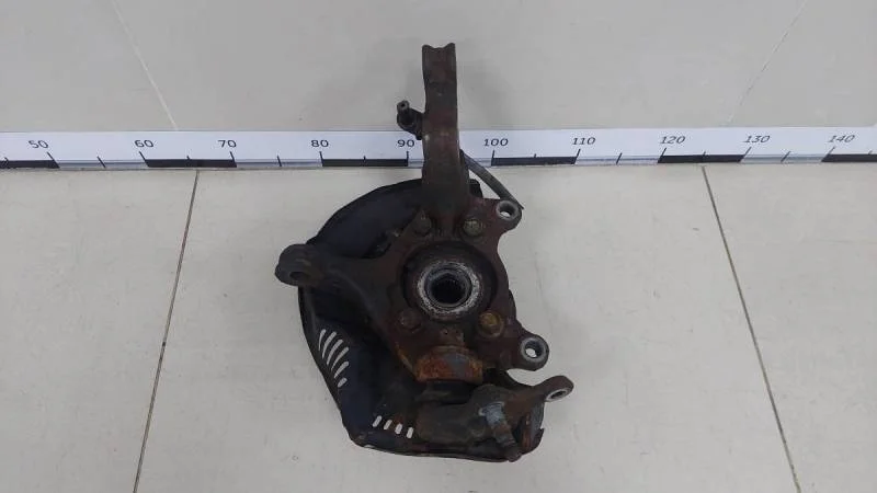 Кулак поворотный передний левый Toyota Corolla E150 2006-2013