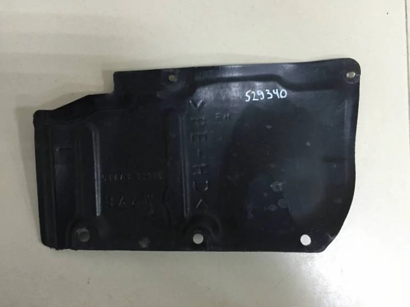 Пыльник двигателя нижний правый Toyota Corolla E150 2006-2013