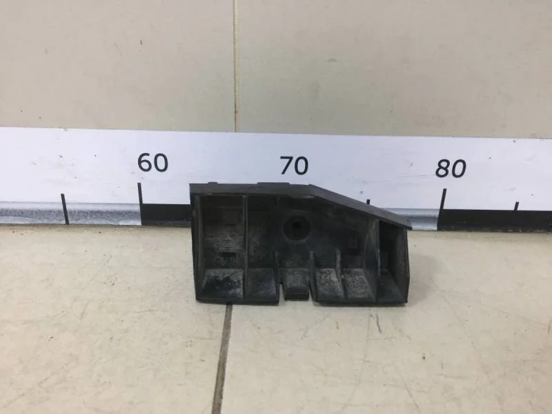 Направляющая заднего бампера правая Toyota Corolla E120 2001-2007