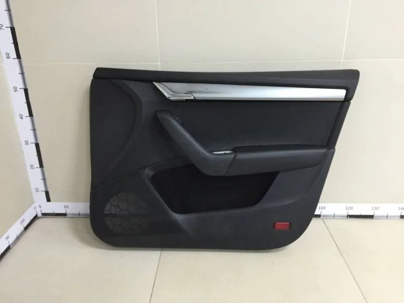 Обшивка двери передней правой Skoda Octavia (A7) 2013>