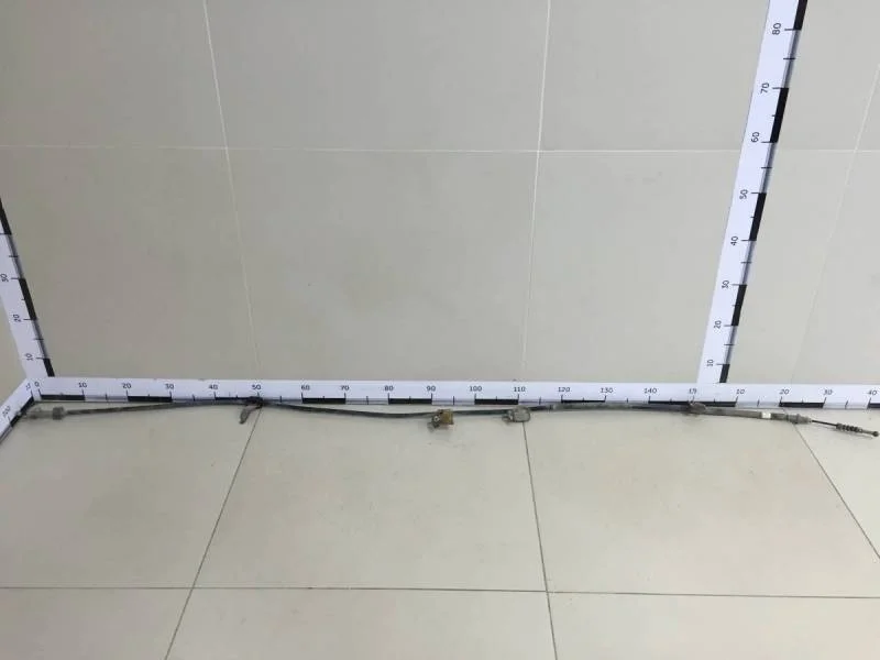 Трос стояночного тормоза левый Toyota Corolla E150 2006-2013