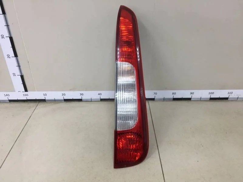 Фонарь задний правый Ford C-MAX 2003-2010