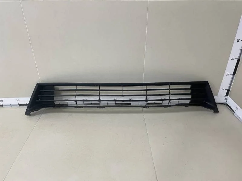 Решетка в бампер центральная Toyota Corolla E180 2013>