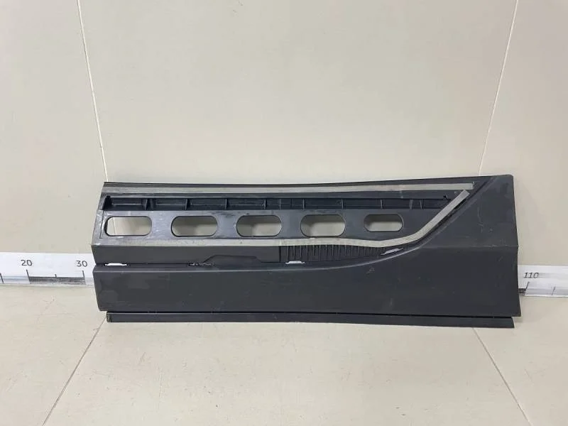 Накладка двери задней правой Volkswagen Tiguan 2017>