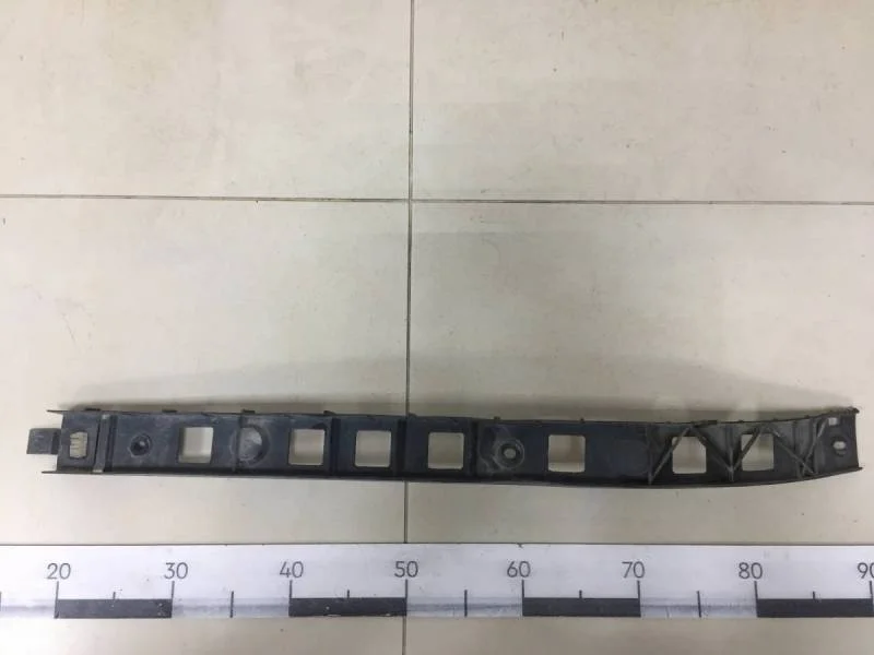 Направляющая заднего бампера правая Skoda Fabia (6Y) 1999-2007