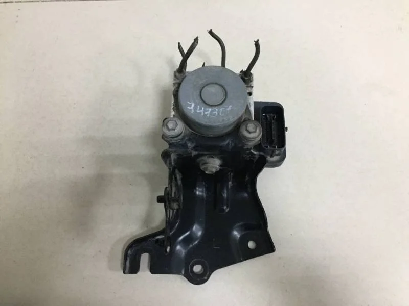 Блок ABS (насос) Toyota Corolla E150 2006-2013