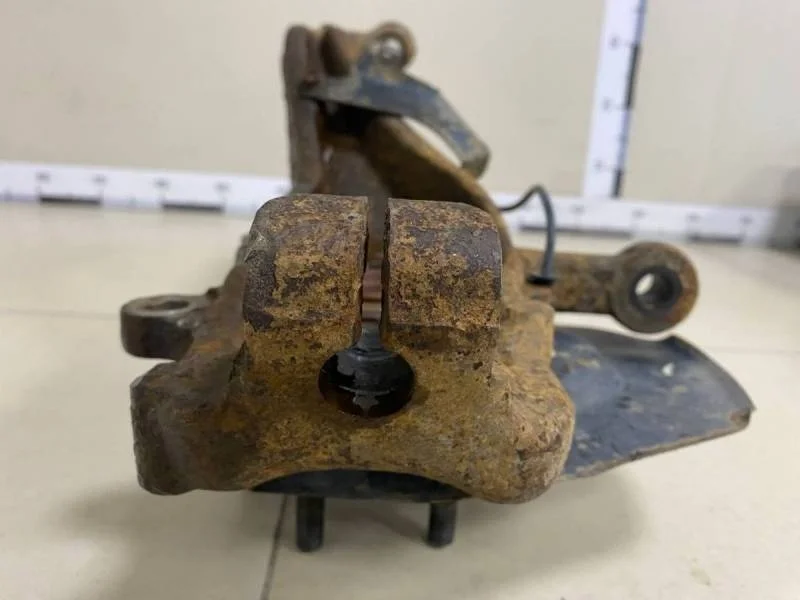 Кулак поворотный передний левый Nissan Navara (D40) 2005-2015