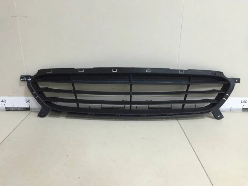 Решетка в бампер центральная Hyundai Solaris 2010-2017