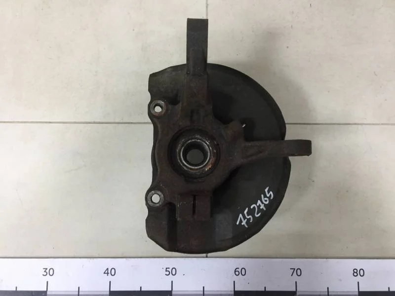 Кулак поворотный передний правый Mitsubishi Outlander XL (CW) 2006-2012