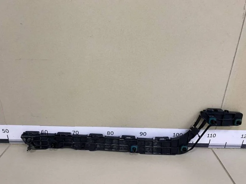 Направляющая заднего бампера правая Lexus LX570 (J200) 2007-2015