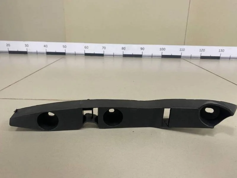 Направляющая переднего бампера правая Ford Focus 2 (DA) 2005-2008