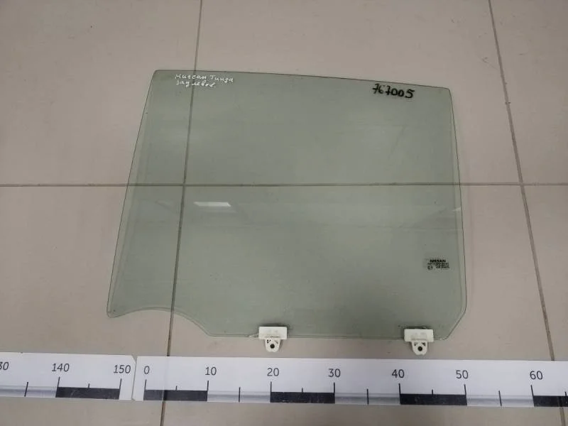 Стекло двери задней левой Nissan Tiida (C11) 2007-2014