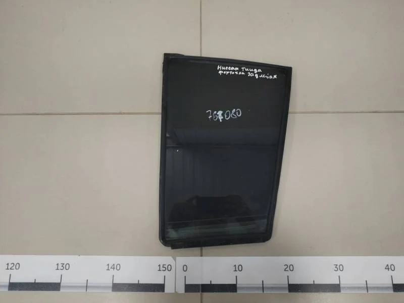 Стекло двери задней левой (форточка) Nissan Tiida (C11) 2007-2014