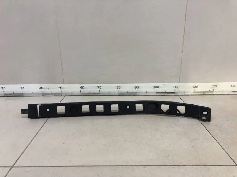 Направляющая заднего бампера правая Skoda Fabia (6Y) 1999-2007