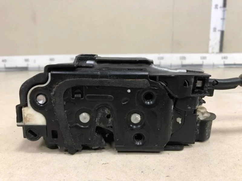 Замок двери задней правой Volkswagen Polo (Sed RUS) 2011>