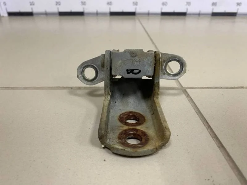 Петля двери передней левой верхняя Nissan Cefiro (A32) 1994-1999