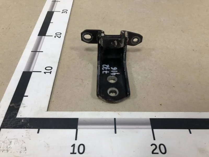 Петля двери передней левой нижняя Suzuki Grand Vitara 2005-2015