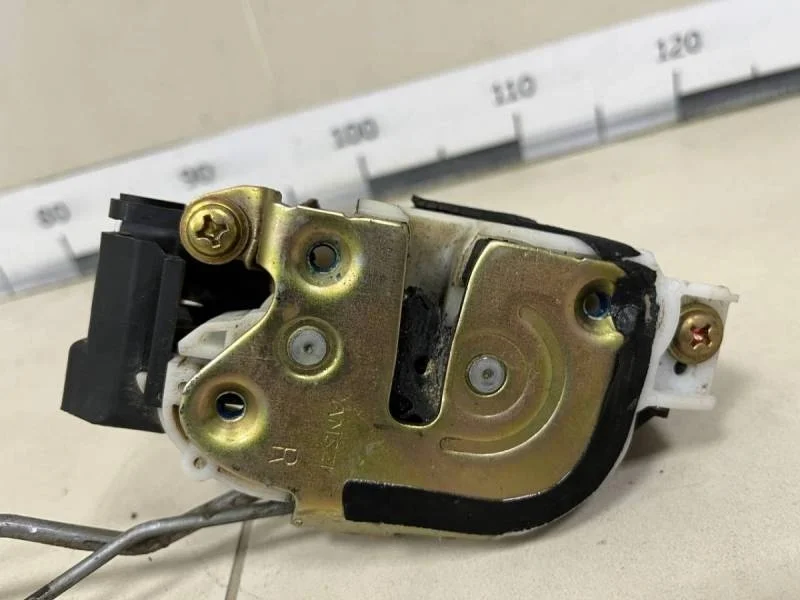 Замок двери передней правой Mitsubishi Lancer 9  (CS/Classic) 2000-2011