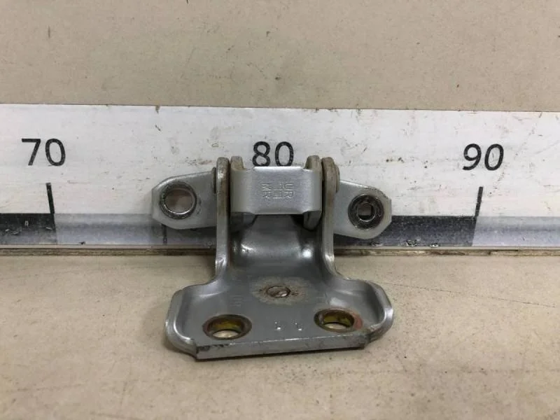 Петля двери задней правой нижняя Suzuki Liana 2001-2007