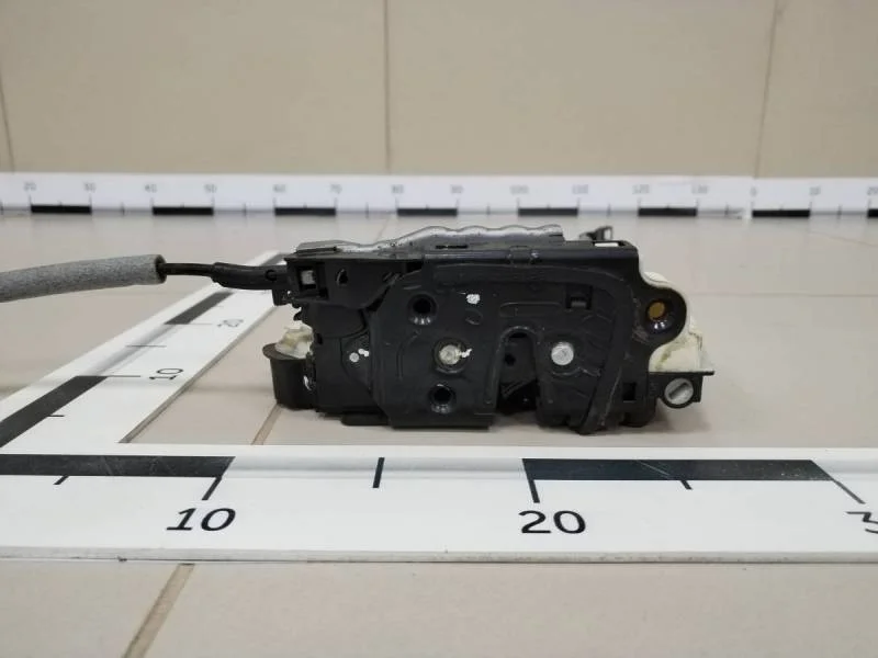 Замок двери задней левой Volkswagen Polo (Sed RUS) 2011>