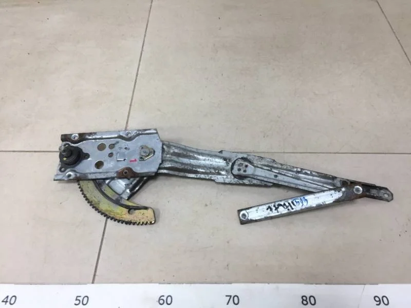 Стеклоподъемник механ. передний левый Mitsubishi L200 (K6,K7) 1996-2006