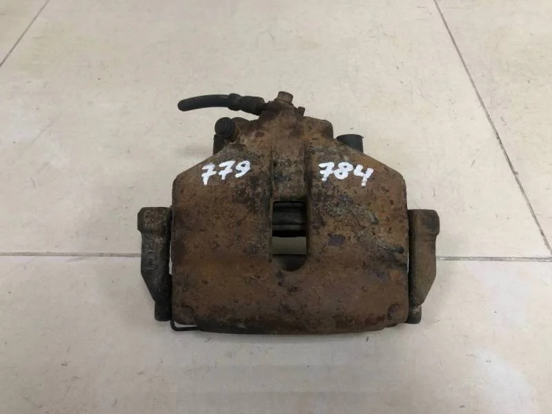 Суппорт передний правый Volkswagen Passat B7 2011-2015