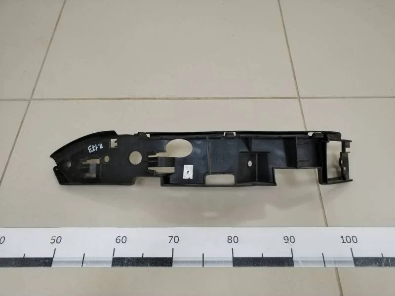 Кронштейн переднего бампера правый Volkswagen Touareg (7L) 2002-2010