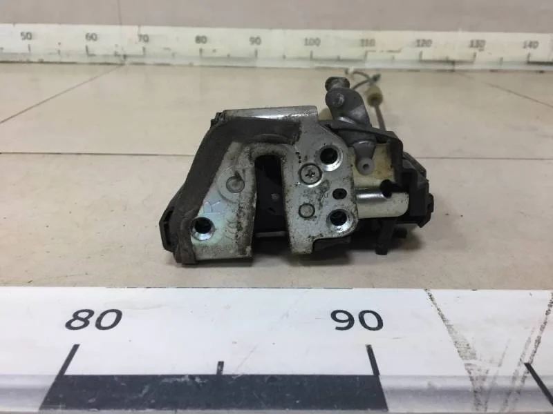 Замок двери задней правой Toyota Corolla E150 2006-2013