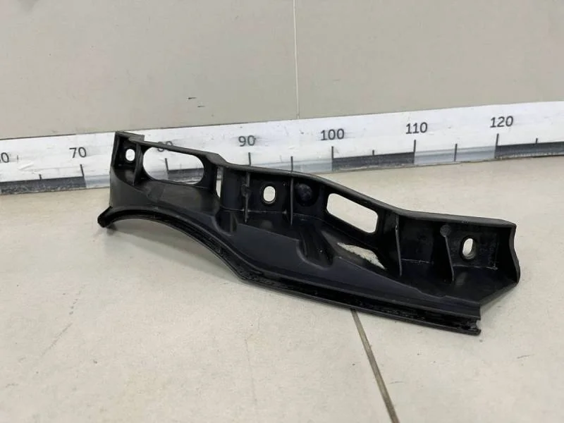 Направляющая переднего бампера левая Volkswagen Passat B6 2005-2010