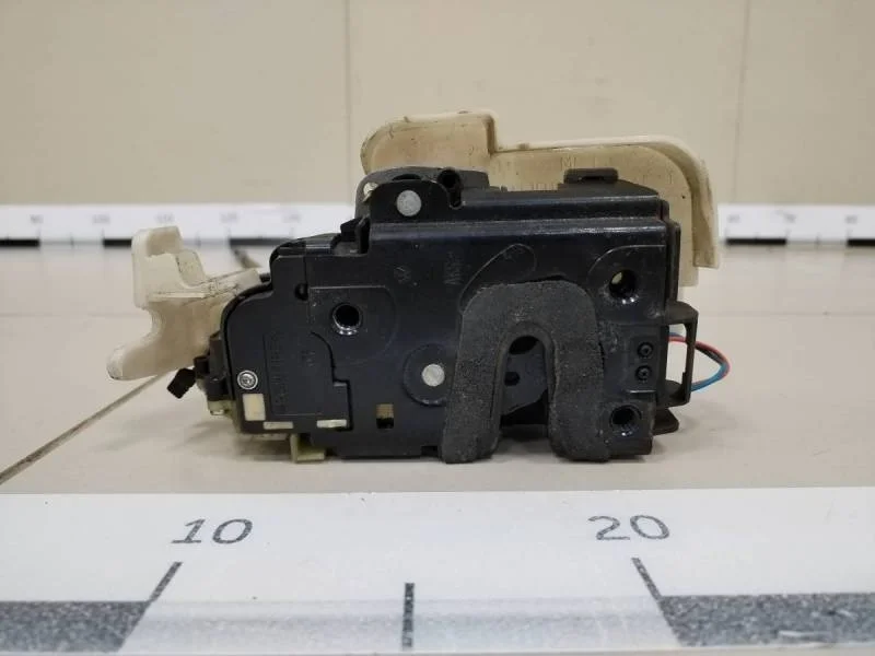 Замок двери передней правой Volkswagen Polo (9N) 2001-2009