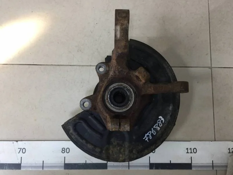 Кулак поворотный передний правый Renault Symbol (1) 2001-2008