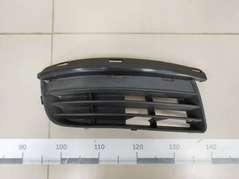 Решетка в бампер правая Volkswagen Golf 5 (1K) 2003-2009