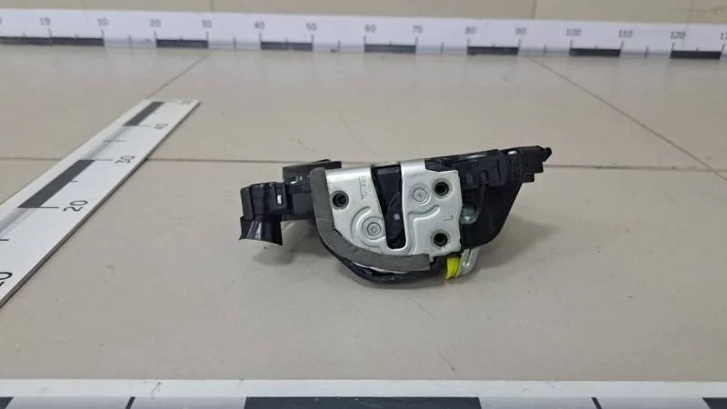 Замок двери передней левой Toyota Yaris (P90) 2005-2011