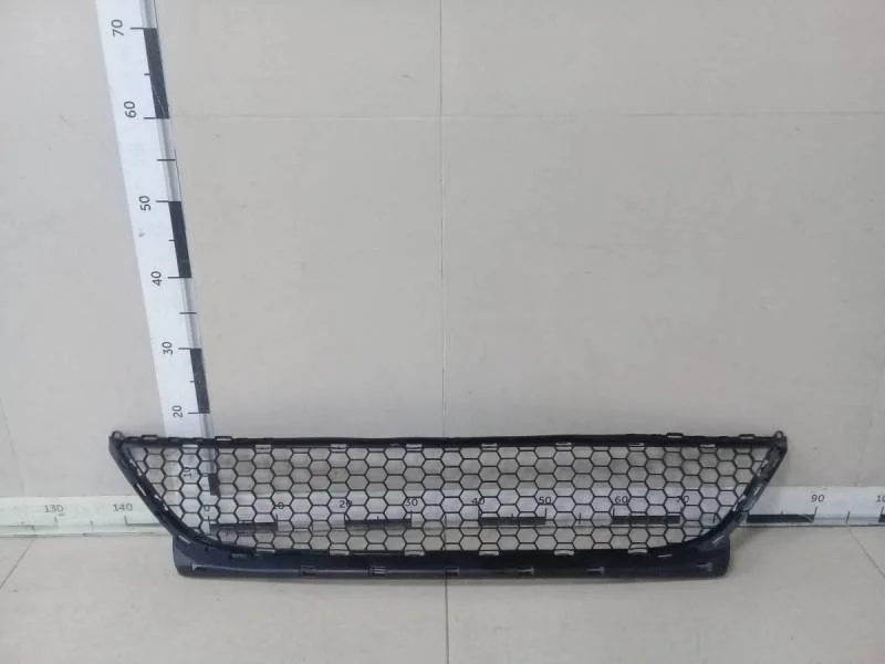 Решетка в бампер центральная Renault Logan (1) 2005-2014