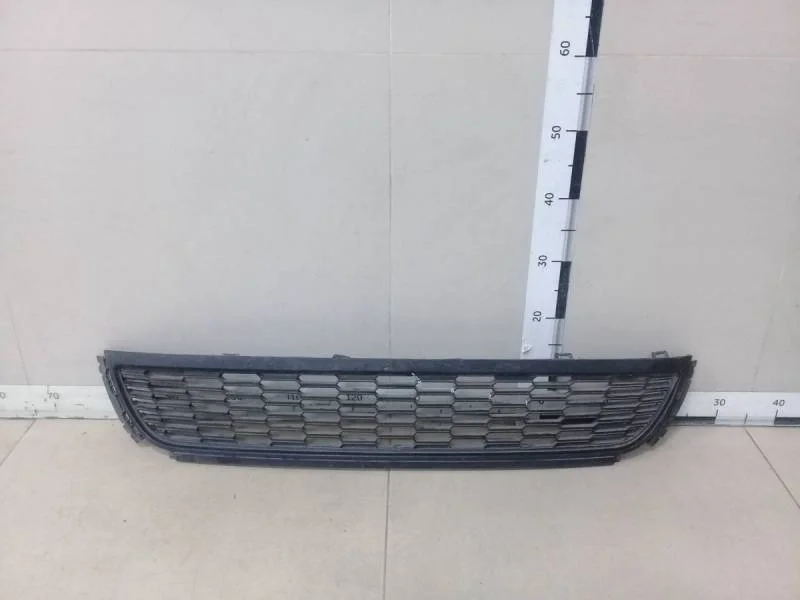 Решетка в бампер центральная Volkswagen Polo (HB) 2009>