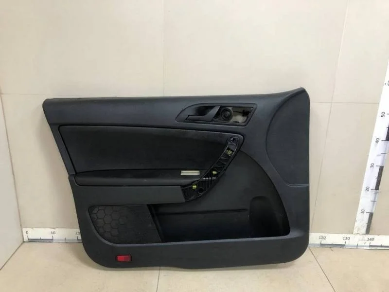 Обшивка двери передней левой Skoda Yeti 2009>