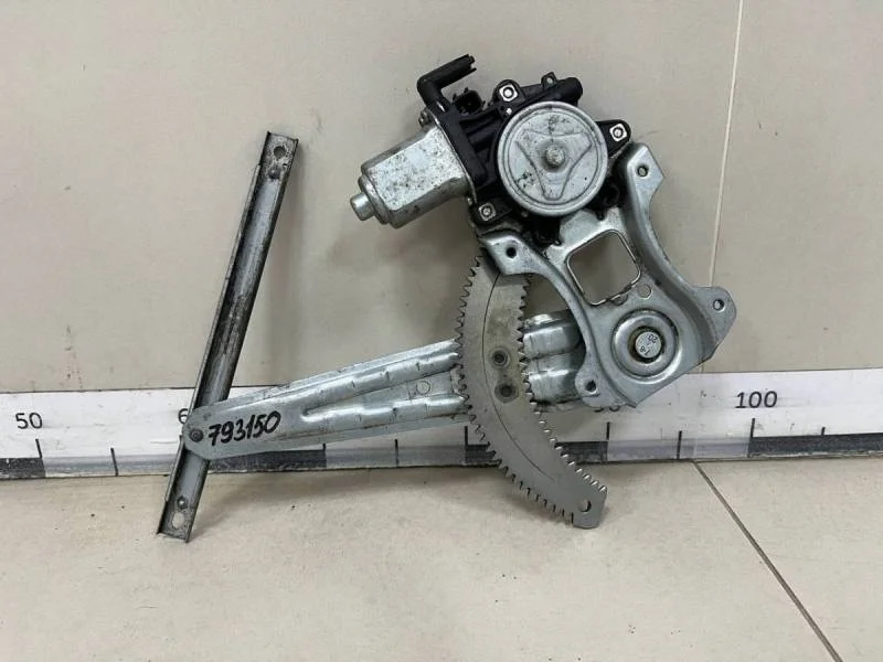 Стеклоподъемник электр. задний левый Nissan Tiida (C11) 2007-2014