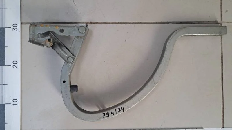 Петля крышки багажника Chevrolet Cruze (J300) 2009-2016